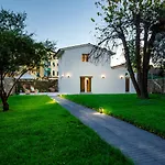Apartment The Oasis, A Inside With Private Lucca
