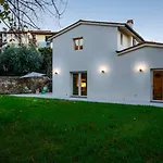 The Oasis, A Inside With Private Apartment Lucca
