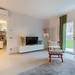 The Oasis, A Inside With Private Lucca