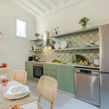 The Oasis, A Inside With Private Λούκα